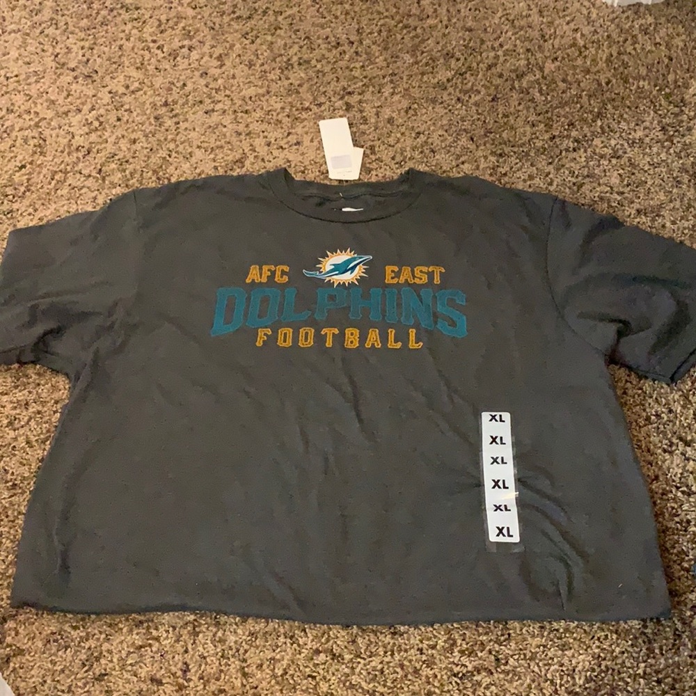 Men’s dolphins tee